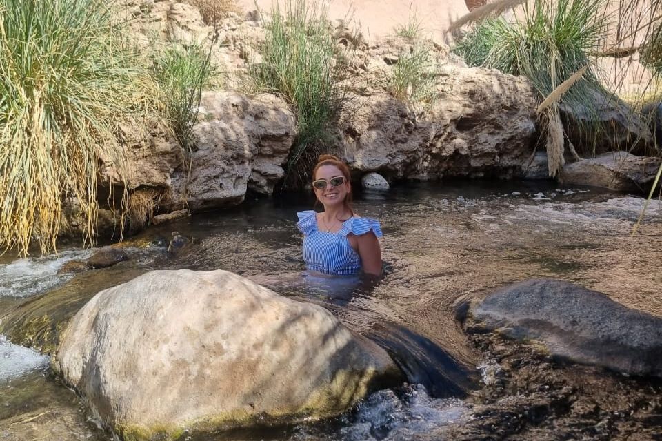 Vive una experiencia diferente recorriendo uno de los senderos más hermosos y menos explorados de los alrededores de San Pedro de Atacama. El Trekking Purilibre combina caminatas por paisajes desérticos, impresionantes formaciones geológicas y la posibilidad de relajarse en aguas termales naturales en medio de un entorno único. El recorrido sigue antiguos senderos utilizados por comunidades atacameñas, atravesando quebradas, cañones y sectores donde la presencia del agua ha dado vida a una sorprendente vegetación en contraste con la aridez característica del desierto. Durante la caminata podremos observar la riqueza geológica del lugar, además de disfrutar de vistas panorámicas de la Cordillera de los Andes y del oasis de San Pedro de Atacama. Al finalizar la ruta llegaremos a las Termas de Puritama, un conjunto de piscinas naturales alimentadas por aguas termales que brotan desde el interior de la cordillera. Sus aguas templadas ofrecen el escenario perfecto para descansar y recuperar energías después de la caminata. Esta excursión es ideal para quienes buscan combinar actividad física, paisajes espectaculares y relajación en plena naturaleza. Vive una experiencia diferente recorriendo uno de los senderos más hermosos y menos explorados de los alrededores de San Pedro de Atacama. El Trekking Purilibre combina caminatas por paisajes desérticos, impresionantes formaciones geológicas y la posibilidad de relajarse en aguas termales naturales en medio de un entorno único. El recorrido sigue antiguos senderos utilizados por comunidades atacameñas, atravesando quebradas, cañones y sectores donde la presencia del agua ha dado vida a una sorprendente vegetación en contraste con la aridez característica del desierto. Durante la caminata podremos observar la riqueza geológica del lugar, además de disfrutar de vistas panorámicas de la Cordillera de los Andes y del oasis de San Pedro de Atacama. Al finalizar la ruta llegaremos a las Termas de Puritama, un conjunto de piscinas naturales alimentadas por aguas termales que brotan desde el interior de la cordillera. Sus aguas templadas ofrecen el escenario perfecto para descansar y recuperar energías después de la caminata. Esta excursión es ideal para quienes buscan combinar actividad física, paisajes espectaculares y relajación en plena naturaleza.